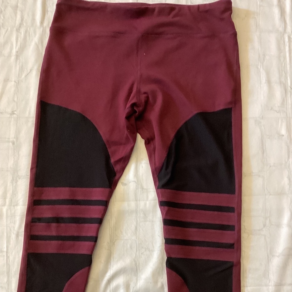 PERFORMANCE CAPRI LEGGINGS ( Size: Large) (Color: Burgundy/ Black) PREOWNED